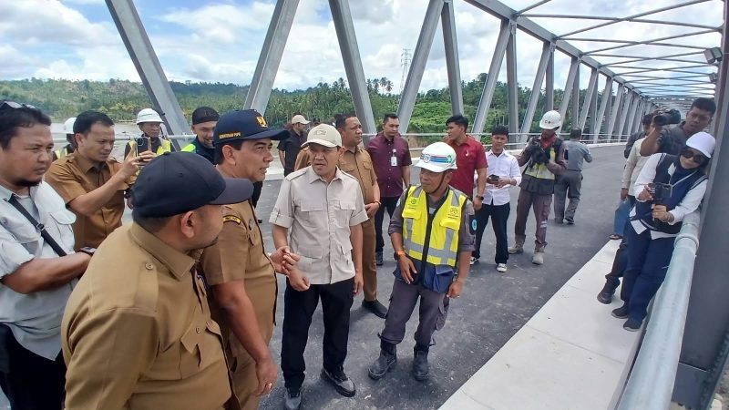 Wakil Gubernur Aceh, Fadhullah meninjau lokasi pembangunan tanggul pengaman/bronjong untuk penanganan erosi di Gampong Krueng Simpo, Kecamatan Juli, Kabupaten Bireuen, Senin (5/10) siang.