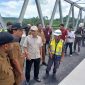 Wakil Gubernur Aceh, Fadhullah meninjau lokasi pembangunan tanggul pengaman/bronjong untuk penanganan erosi di Gampong Krueng Simpo, Kecamatan Juli, Kabupaten Bireuen, Senin (5/10) siang.
