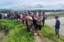 Kapolsek Gandapura, Iptu Jusman dan warga membawa jenazah korban tenggelam ke darat, usai ditemukan, di alur sungai Gampong Mon Jambe, Kecamatan Gandapura, Minggu (25/10) siang.
