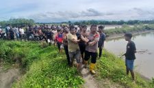 Kapolsek Gandapura, Iptu Jusman dan warga membawa jenazah korban tenggelam ke darat, usai ditemukan, di alur sungai Gampong Mon Jambe, Kecamatan Gandapura, Minggu (25/10) siang.