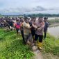 Kapolsek Gandapura, Iptu Jusman dan warga membawa jenazah korban tenggelam ke darat, usai ditemukan, di alur sungai Gampong Mon Jambe, Kecamatan Gandapura, Minggu (25/10) siang.